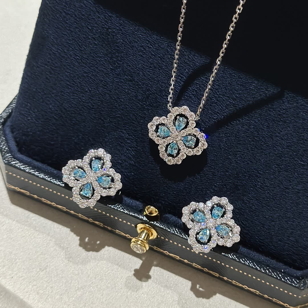 Van Cleef & Arpels Elegant Blue Diamond Flower Pendant